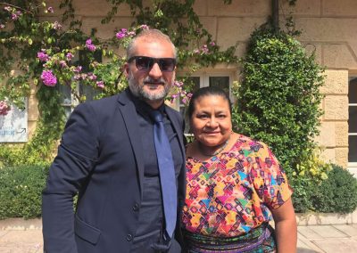 Francesco con Rigoberta Menchù